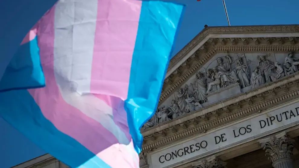 Bandera del colectivo trans frente al Congreso de los Diputados.