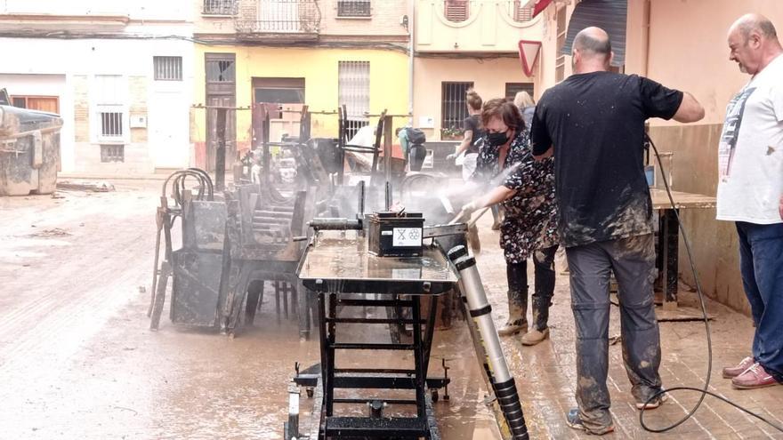 Los vecinos limpian uno de los negocios de La Torre