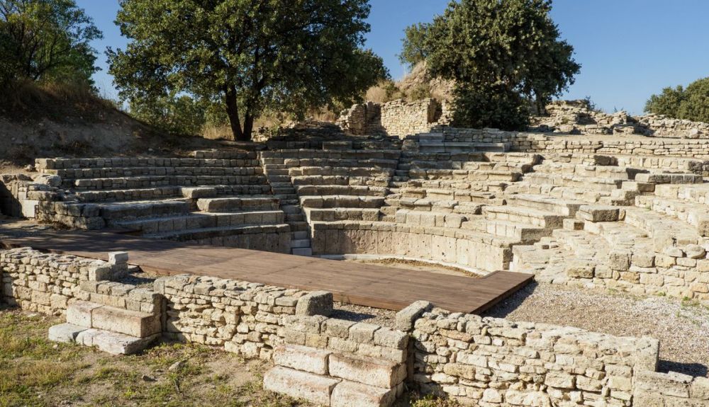 Ruinas de Odeon y Bouleuterion en antigua ciudad de Troya.