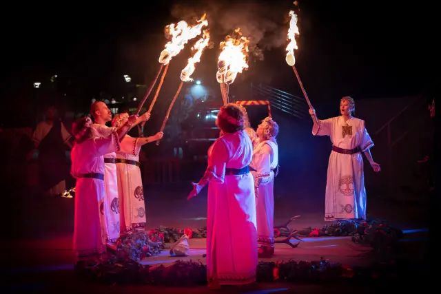 Un círculo de brujas sostiene antorchas durante la celebración de la Vernisolia de Pinto en junio de 2023.