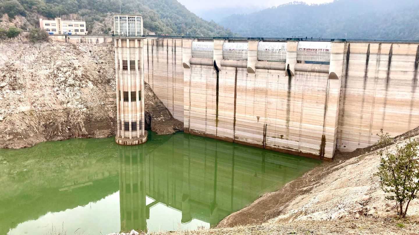 El agua apenas cubre ya el pie de la presa de Sau. (Jose Luis Gallego)