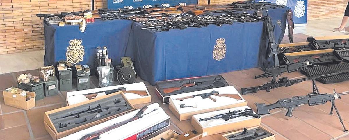 Parte de las armas y la munición intervenidas.