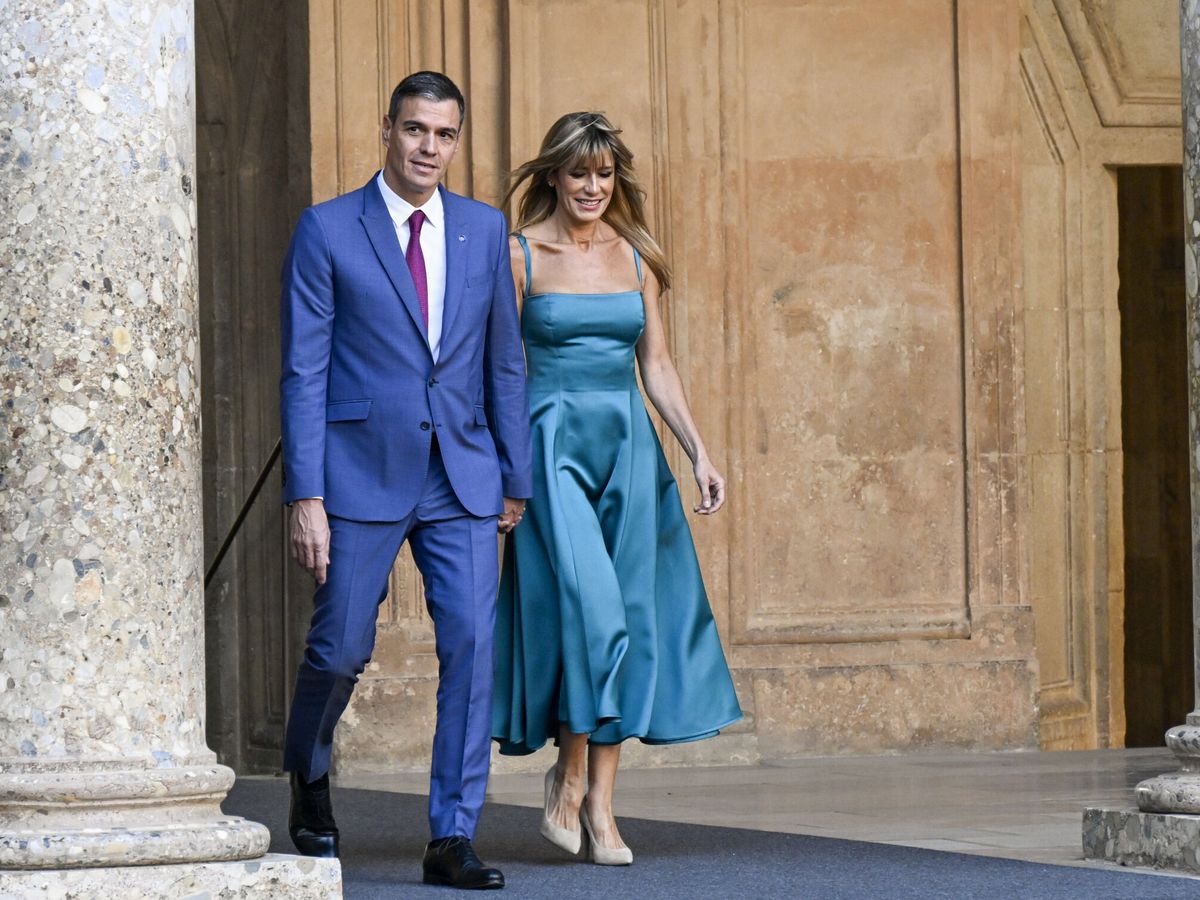 Foto: El presidente del Gobierno, Pedro Sánchez (d), y su esposa Begoña Gómez. (EFE/Miguel Ángel Molina)