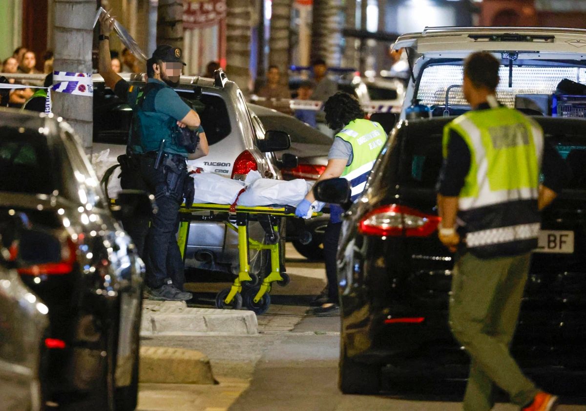 Imagen principal - Guardias civiles, policías locales y el retén fúnebre en el lugar del crimen.