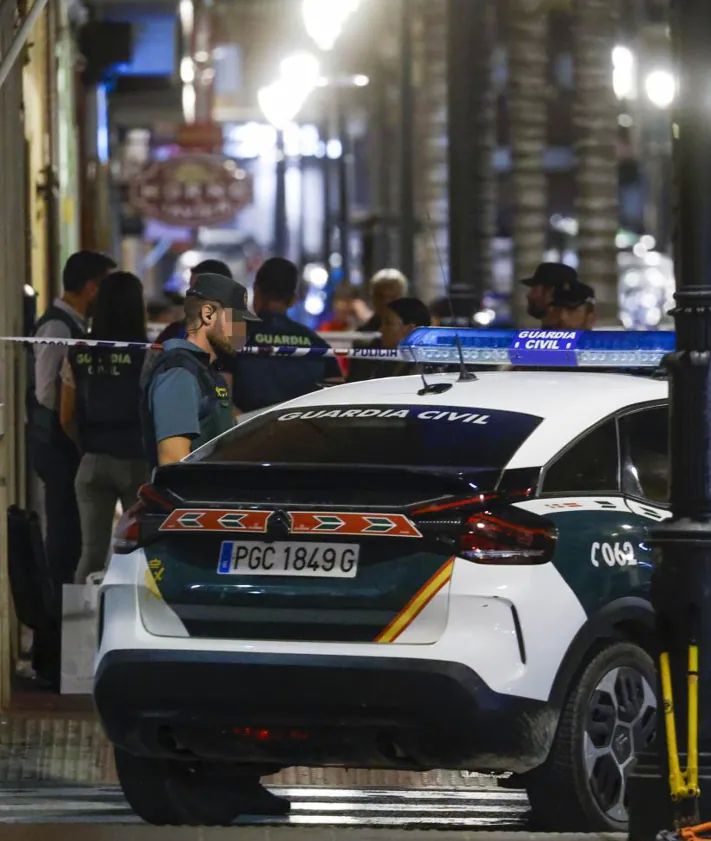 Imagen secundaria 2 - Guardias civiles, policías locales y el retén fúnebre en el lugar del crimen.