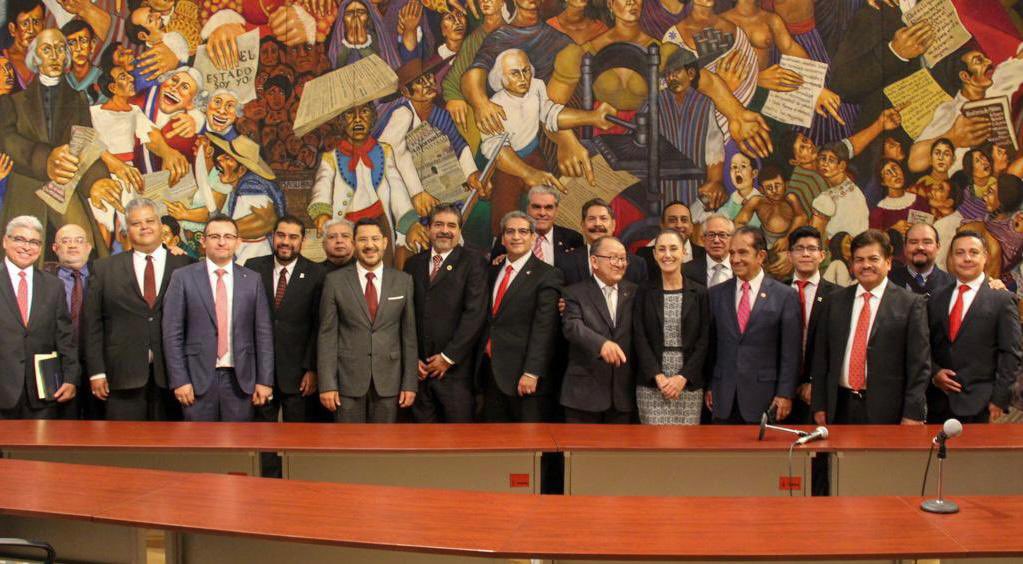 Claudia Sheinbaum con los dignatarios de la gran logia del Valle de Mexico.jpg