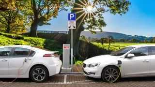 El coche eléctrico va creciendo su cuota de mercado y cada vez está presente en más ciudades y pueblos. Tiene como ventaja que puede acceder sin restricciones a los centros de las urbes y además es sostenible.