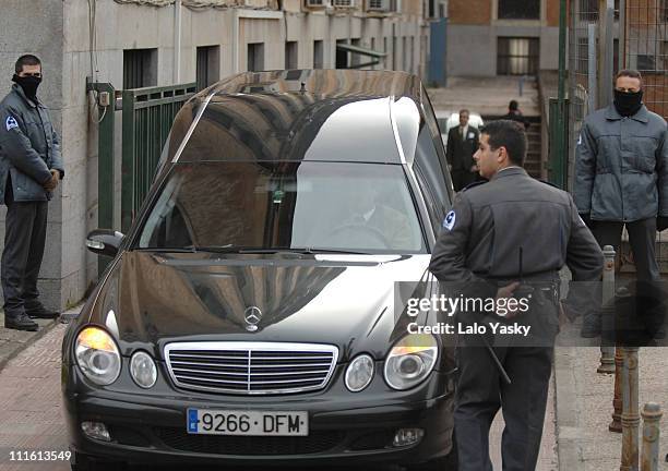 coffin-arrives-to-the-anatomic-institute-in-madrid.jpg