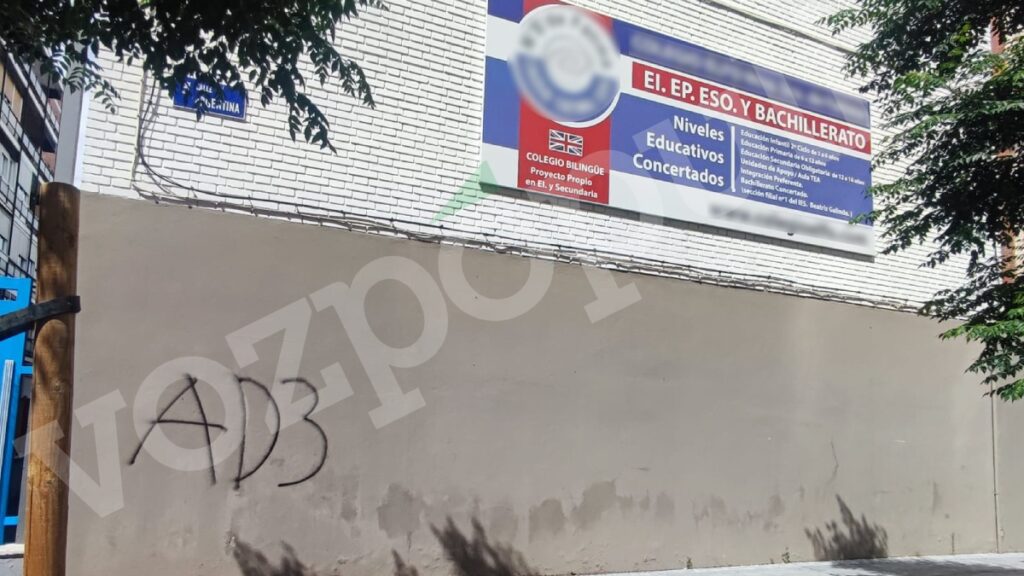 Las pintadas de las bandas a escasos metros del apuñalamiento en Ciudad Lineal