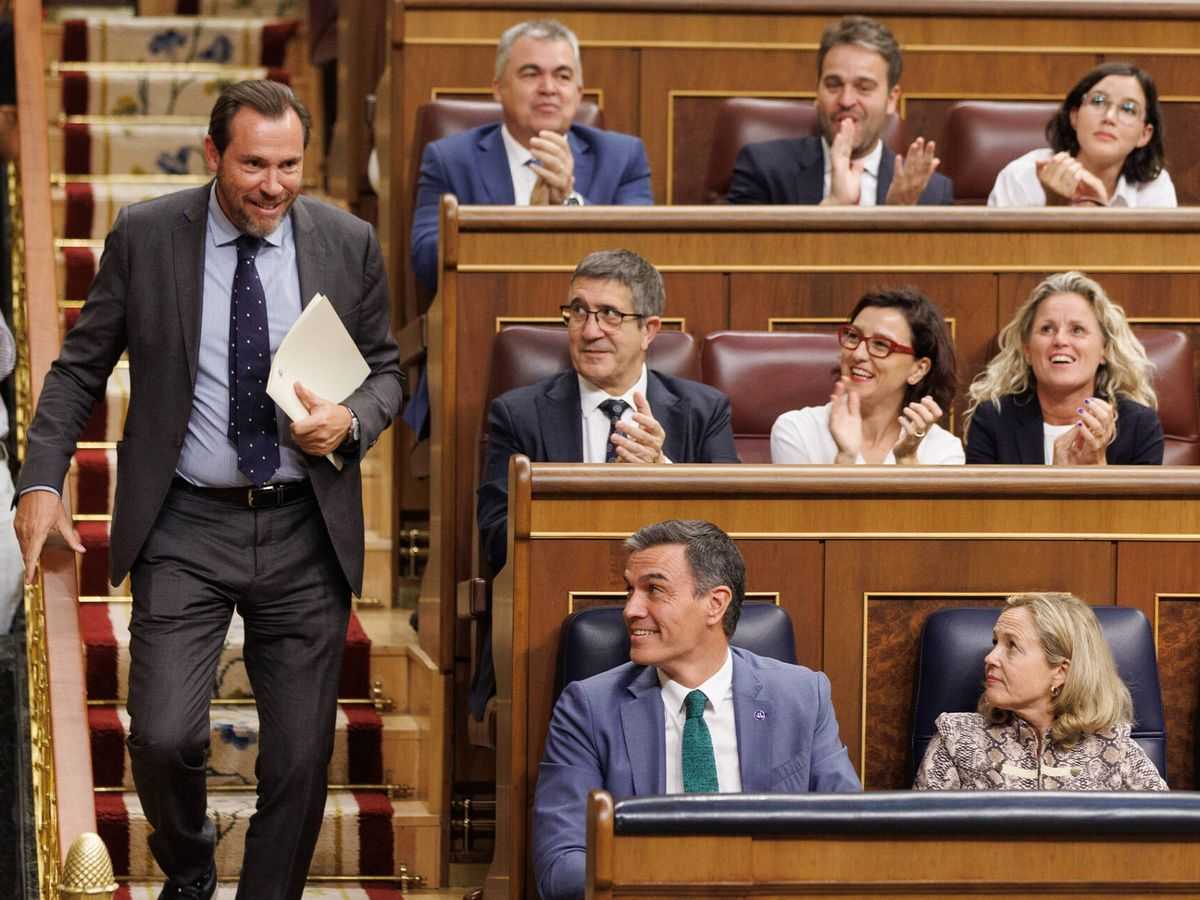 Foto: El secretario general del PSOE de Valladolid, Óscar Puente, se dirige a la tribuna del Congreso de los Diputados. (Europa Press/Eduardo Parra)