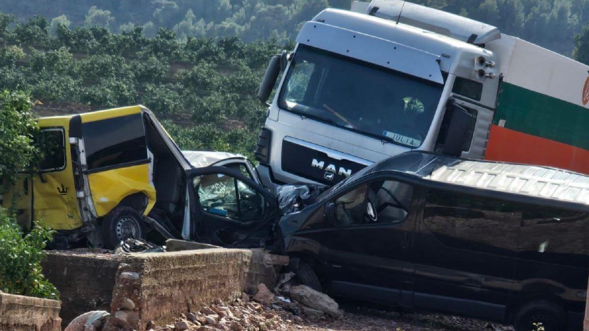 Un camión arrolla y mata a tres temporeros en Benifairó de Les Valls