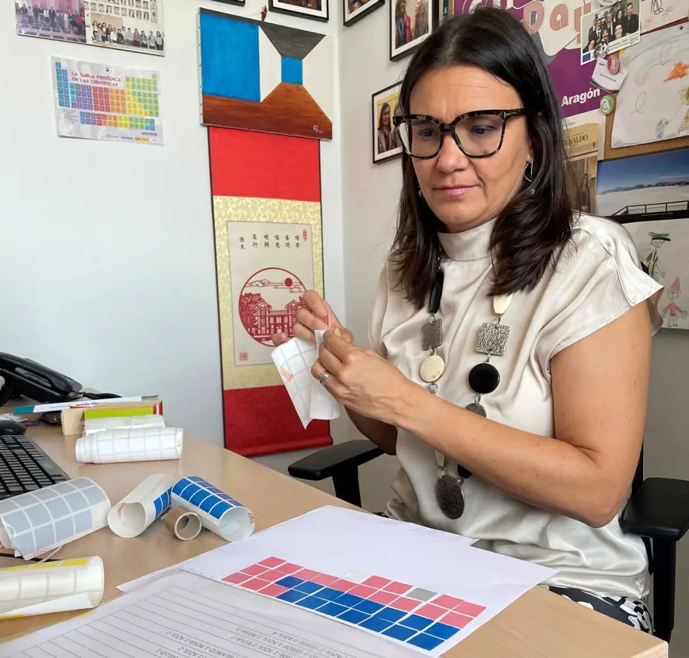 María Villarroya Gaudó manipulando material que utilizan las niñas en sus actividades.