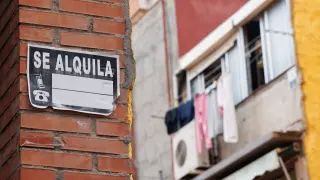 Un cartel de 'Se Alquila', 19 de junio de 2023, en Madrid (España).