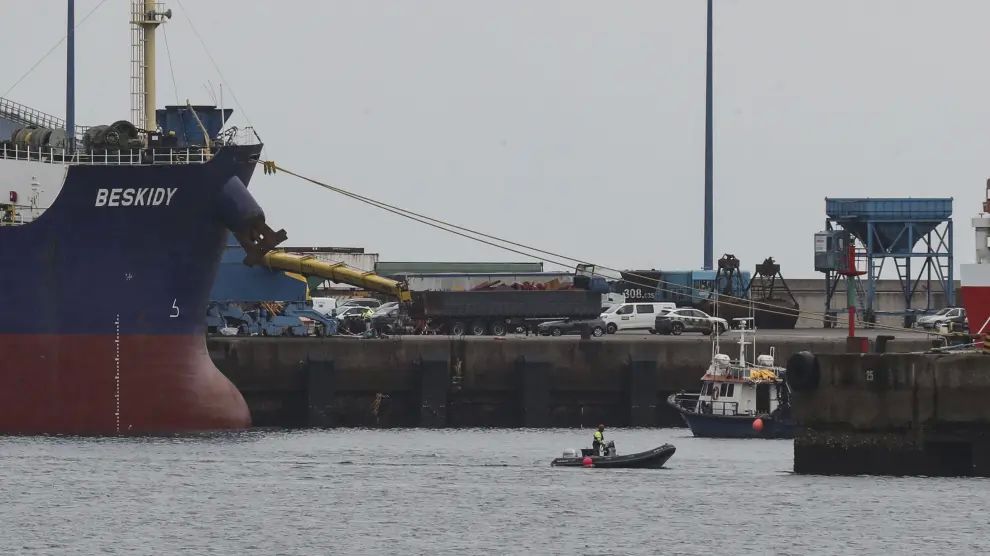 Se desplomó una grúa en el puerto gijonés de El Musel.