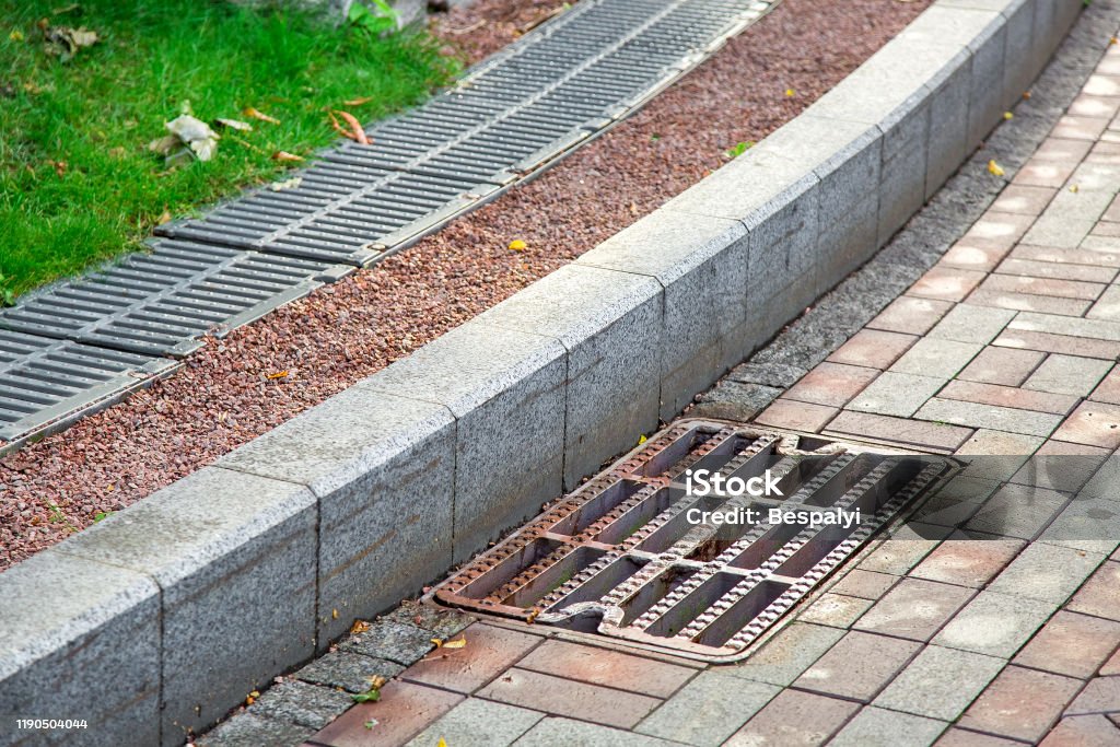 -drenaje-en-la-acera-peatonal-curva-de-baldosas-de.jpg