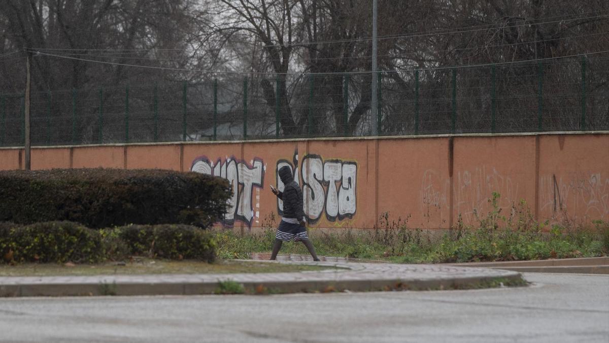 Un migrante camina en las inmediaciones del centro de Emergencia, Acogida y Derivación en el Acuartelamiento 'Primo de Rivera', donde se alojan migrantes procedentes de Canarias, a 19 de enero de 2024, en Alcalá de Henares, Madrid (España).