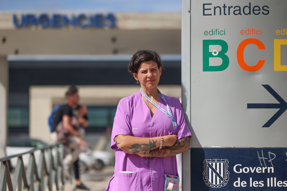 Sonia Sancho, enfermera de Ibiza que se traslada a Valdepeñas por el precio de la vivienda, posa en el hospital de Can Misses. 
