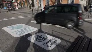 Un vehículo circula en la Zona de Bajas Emisiones (ZBE) en Madrid, (España).