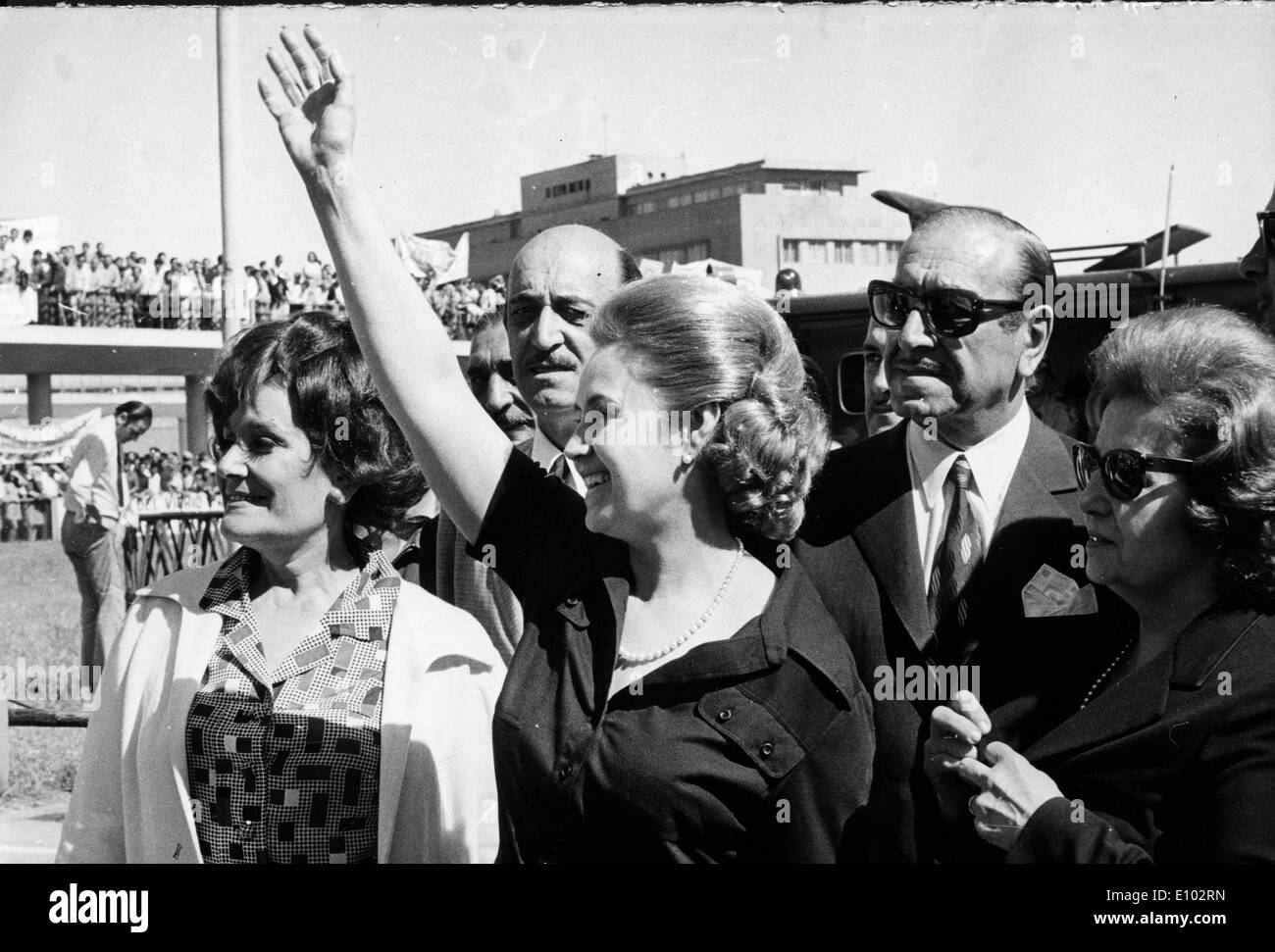 eron-greets-crowd-as-she-arrives-at-airport-E102RN.jpg