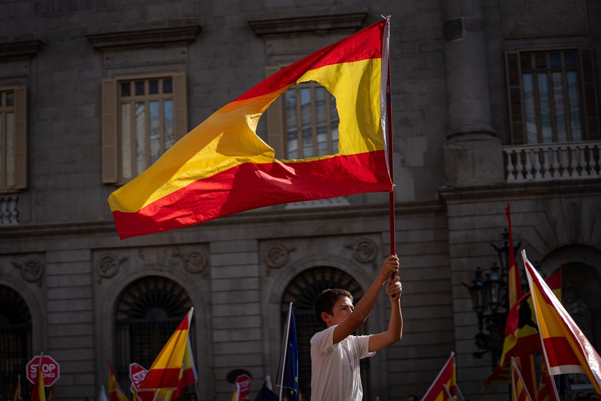 europapress-5571122-bandera-agujero-manifestacion-contra-amnistia-12-noviembre-2023-barcelona.jpeg