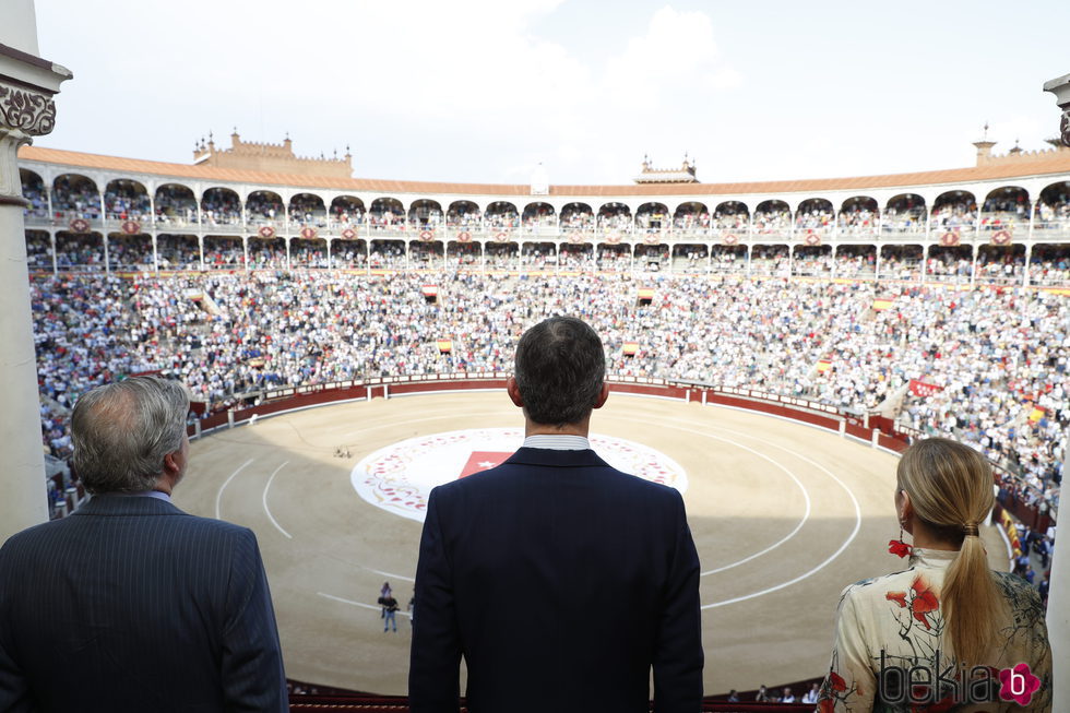 ey-felipe-mirando-plaza-toros-corrida-beneficencia.jpg