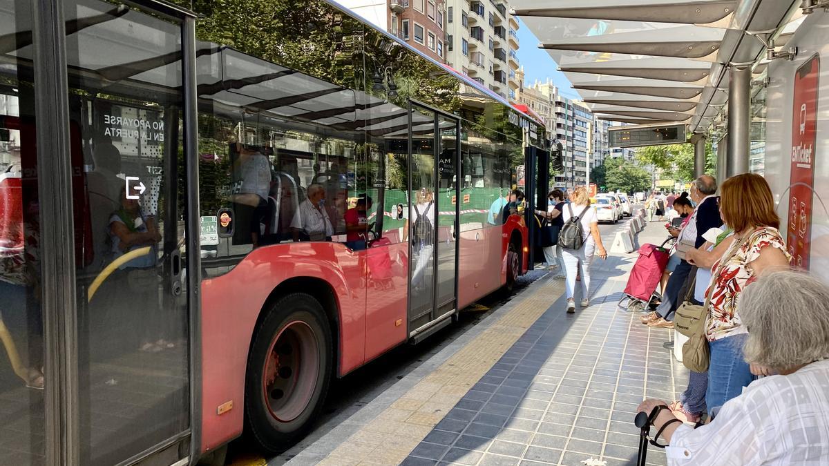 Un autobús de la EMT de València en una parada.