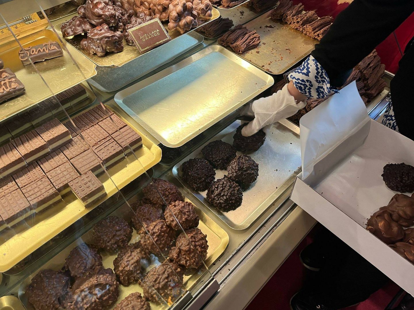 Colocando las famosas rocas de almendras en la vitrina. (A.F.)