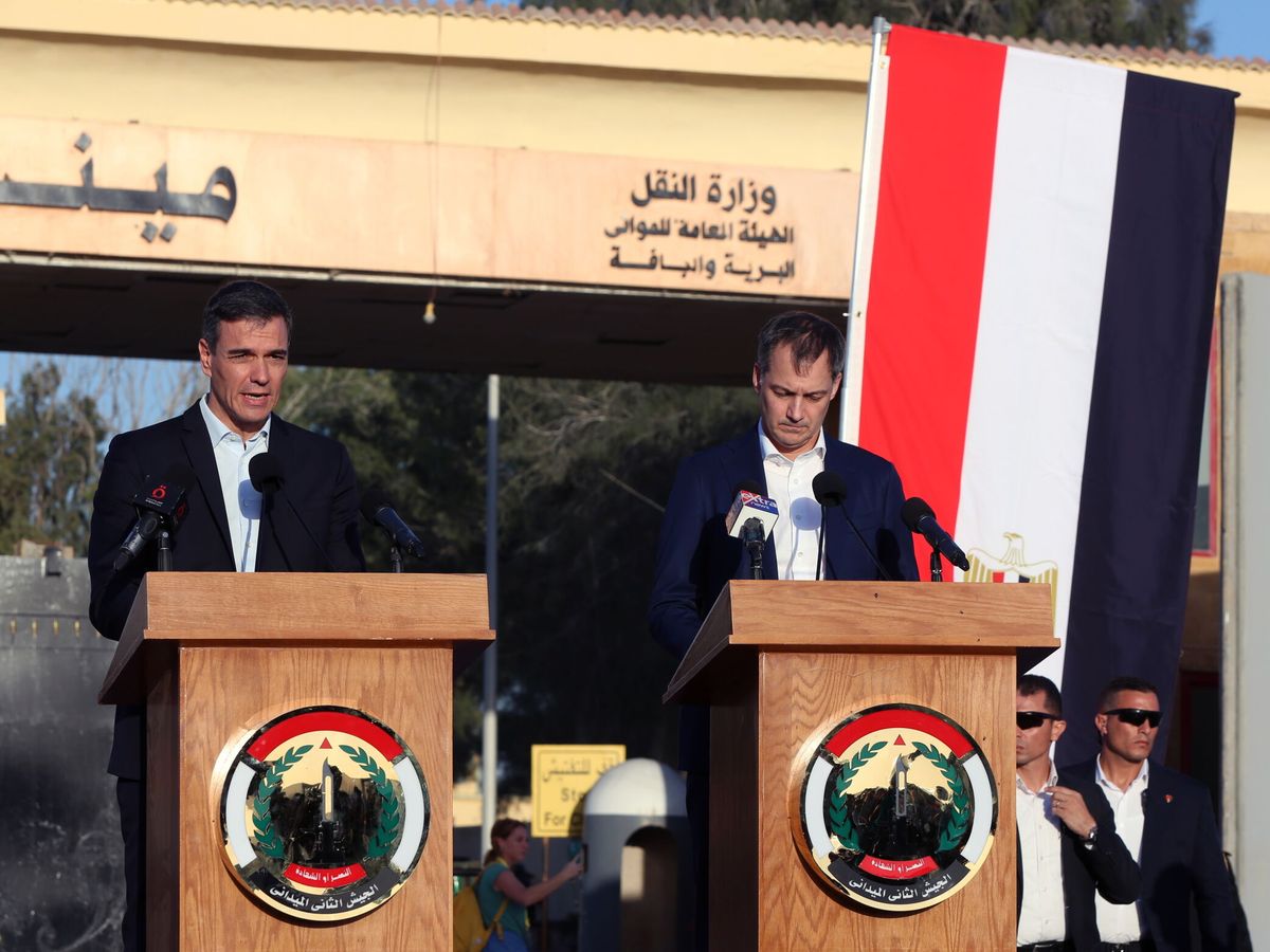 Foto: Pedro Sánchez y el primer ministro belga, Alexander De Croo, en el paso fronterizo de Rafah. (EFE)