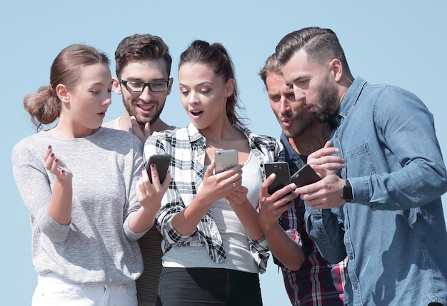 Fgroup-young-people-using-smartphones_252847-36879.jpg