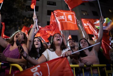 Militantes del PSOE impulsan en Ferraz una manifestación a favor de Sánchez el sábado