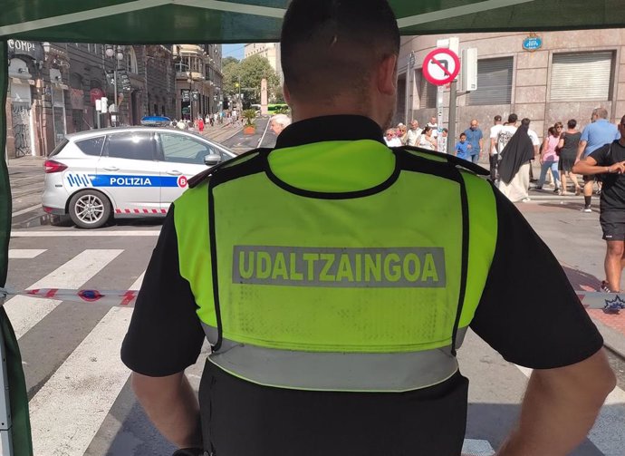 Un policía municipal custodia la entrada al recinto festivo en Bilbao