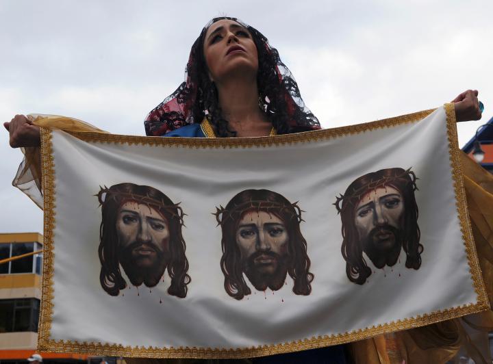 Una feligrés costarricense interpreta a María Magdalena en una procesión en San José durante las festividades de Semana Santa. AFP PHOTO/Yuri Cortez 