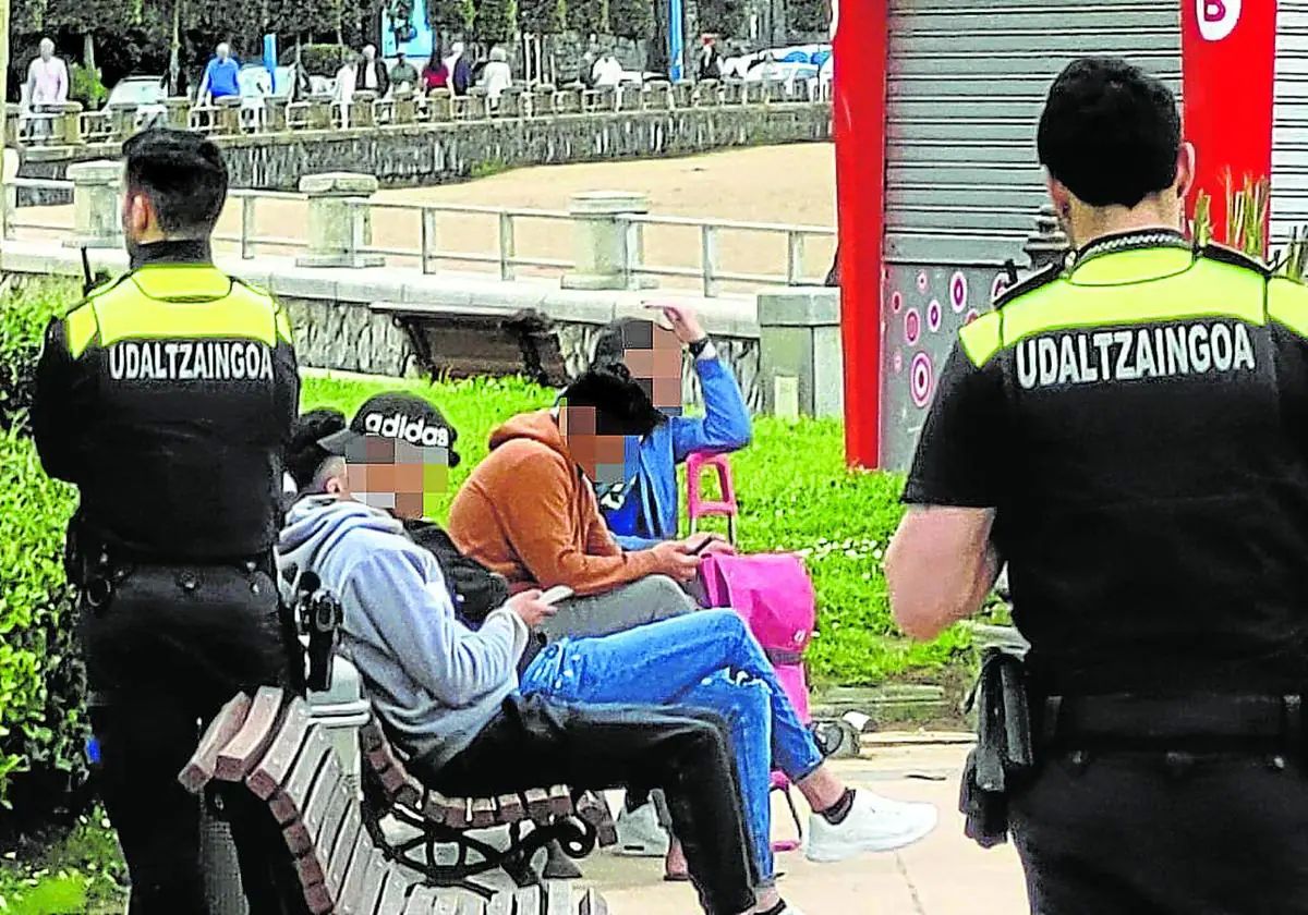 Agentes de la Policía Local de Getxo identifican a varios jóvenes en las cercanías de la playa de Ereaga.