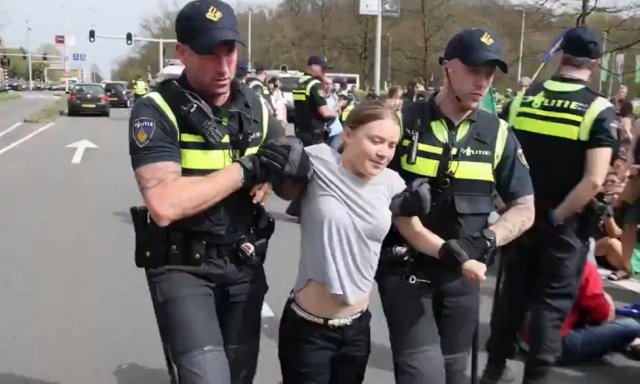 La activista Greta Thunberg, detenida tras cortar una autovía en La Haya, habla de que enfrentamos una crisis existencial