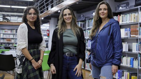 Nuria Fernández, Cristina García e Inés Zins en la Biblioteca Municipal de Estudos Locais.