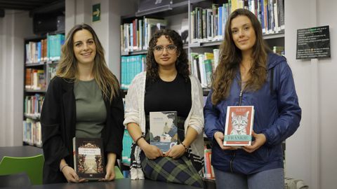 Las libreras posan con sus libros de cabecera de este año: «Pel de cordeiro» (Ledicia Costas), «Maimai» (Aki Shimazaki) y «Frankie» (Maxim Leo / J.M. GUTSCH)