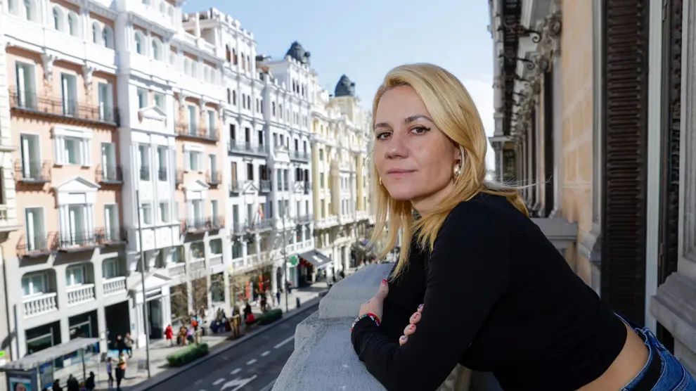 Henar Álvarez, con la Gran Vía de Madrid al fondo.