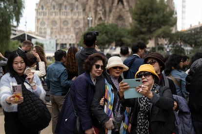 Turistas se fotografían frente a la Sagrada Familia de Barcelona, el 30 de marzo.