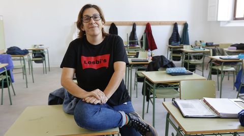 Eva Mejuto, una de las personas que se encargó de realizar la encuesta a los estudiantes, en un instituto de la ciudad de Pontevedra.