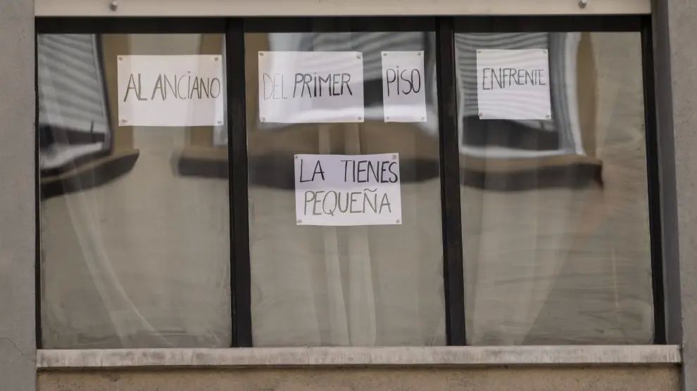 Carteles colocados por las jóvenes con los que tratan de disuadir al vecino al que han sorprendido varias veces exhibiéndose ante ellas.