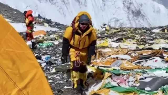 imagen-de-un-alpinista-en-el-campo-4-del-everest.jpg