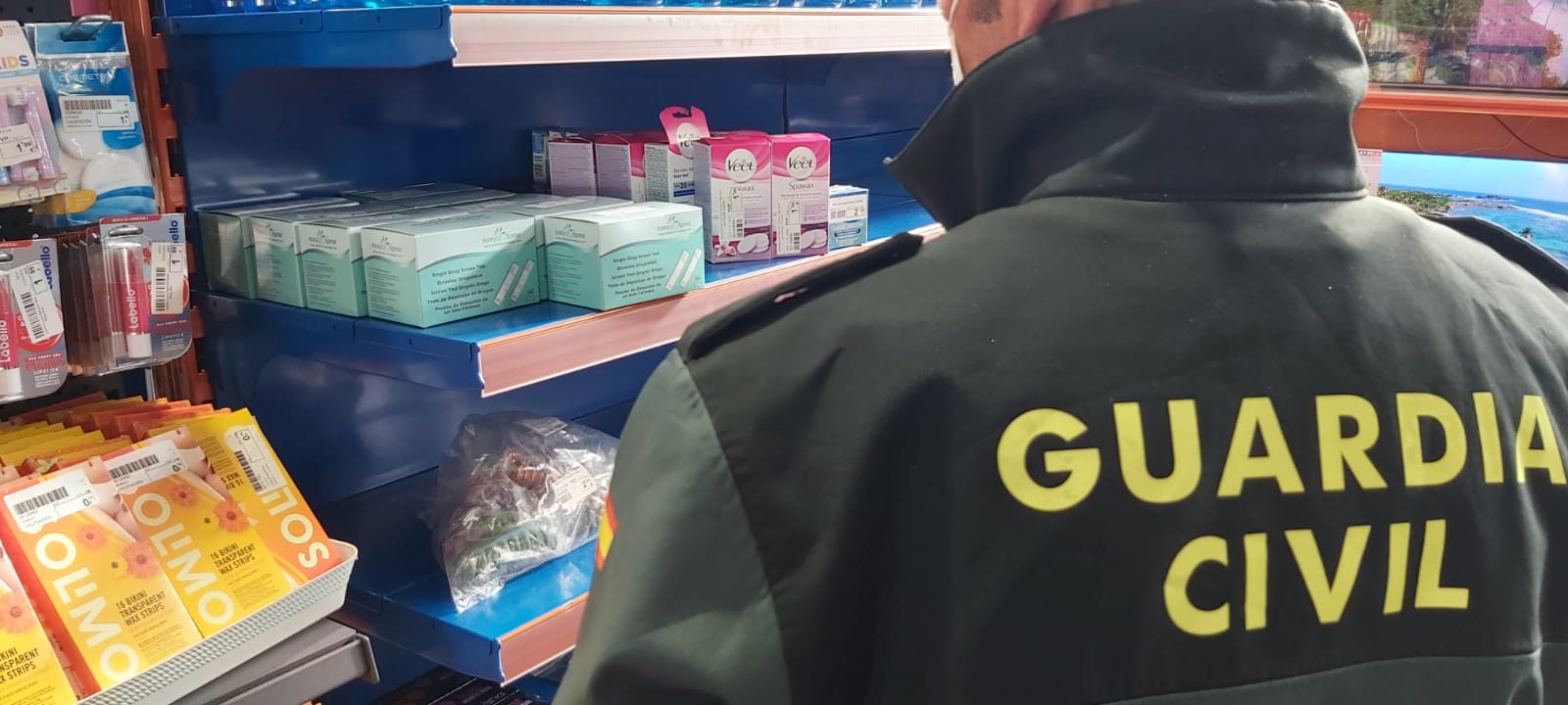 Agentes de la Guardia Civil durante la operación de decomiso de maceta de autodiagnosis/GC