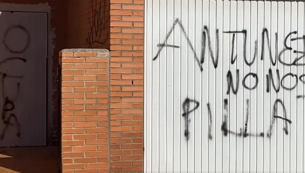 Viviendas pintadas con grafiti en Chozas de Canales (Toledo)