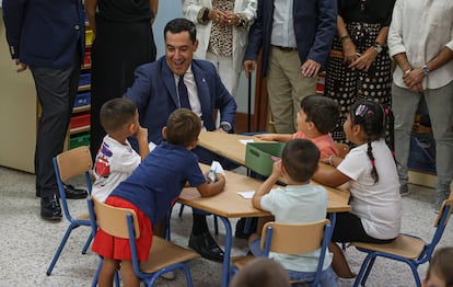 El presidente de la Junta de Andalucía, con los alumnos del colegio Juan Ramón Jiménez, este martes en el primer día del año escolar.