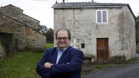 Fernando Núñez. frente a la casa en la que nació su padre, en Riobó (Lugo), este pasado miércoles.