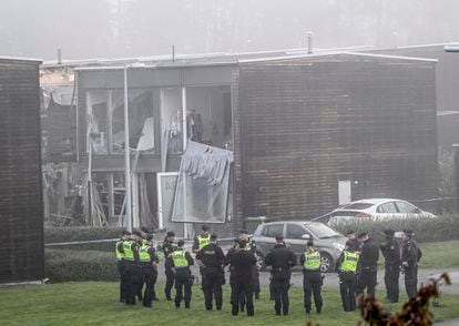 Agentes de policía frente a un edificio dañado tras una fuerte explosión en el área residencial de Storvreta, a las afueras de Uppsala (Suecia), el 28 de septiembre.