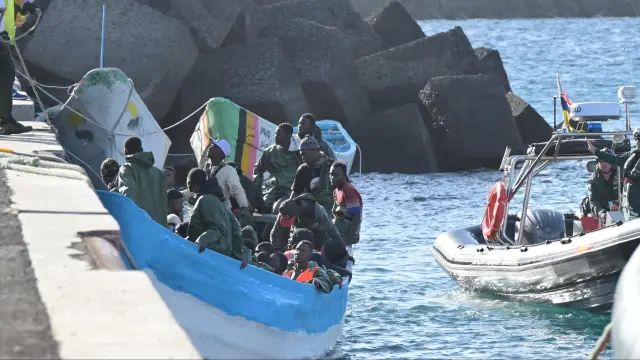 Llegada de un cayuco al muelle de la Restinga, en El Hierro.