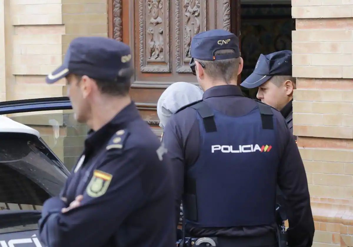 Agentes de la Policía Nacional sacan de los juzgados a un detenido, en una imagen de archivo