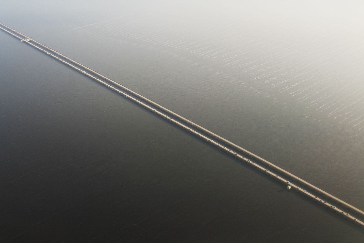 Lake_Pontchatrain_Causeway_Aerial_-_Jan2013_(32382802513) (1).jpg