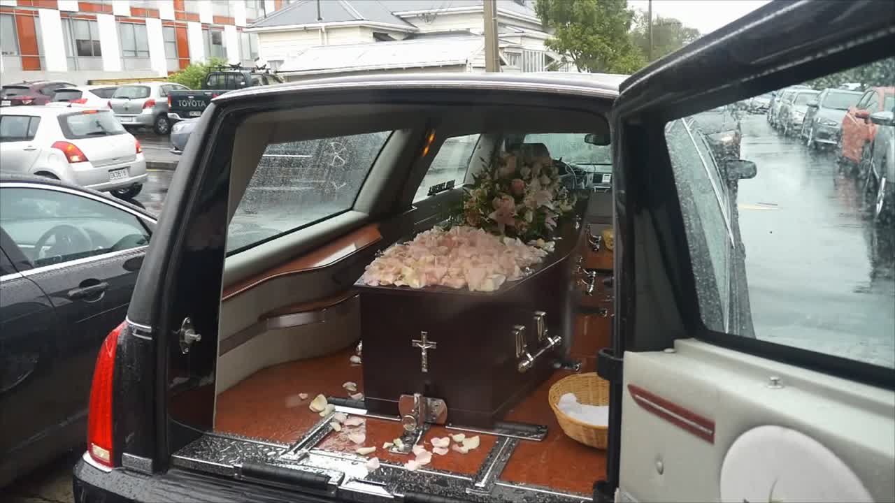 Vídeo Premium - Captura de pantalla de un ataúd funerario en un coche  fúnebre o capilla o entierro en el cementerio